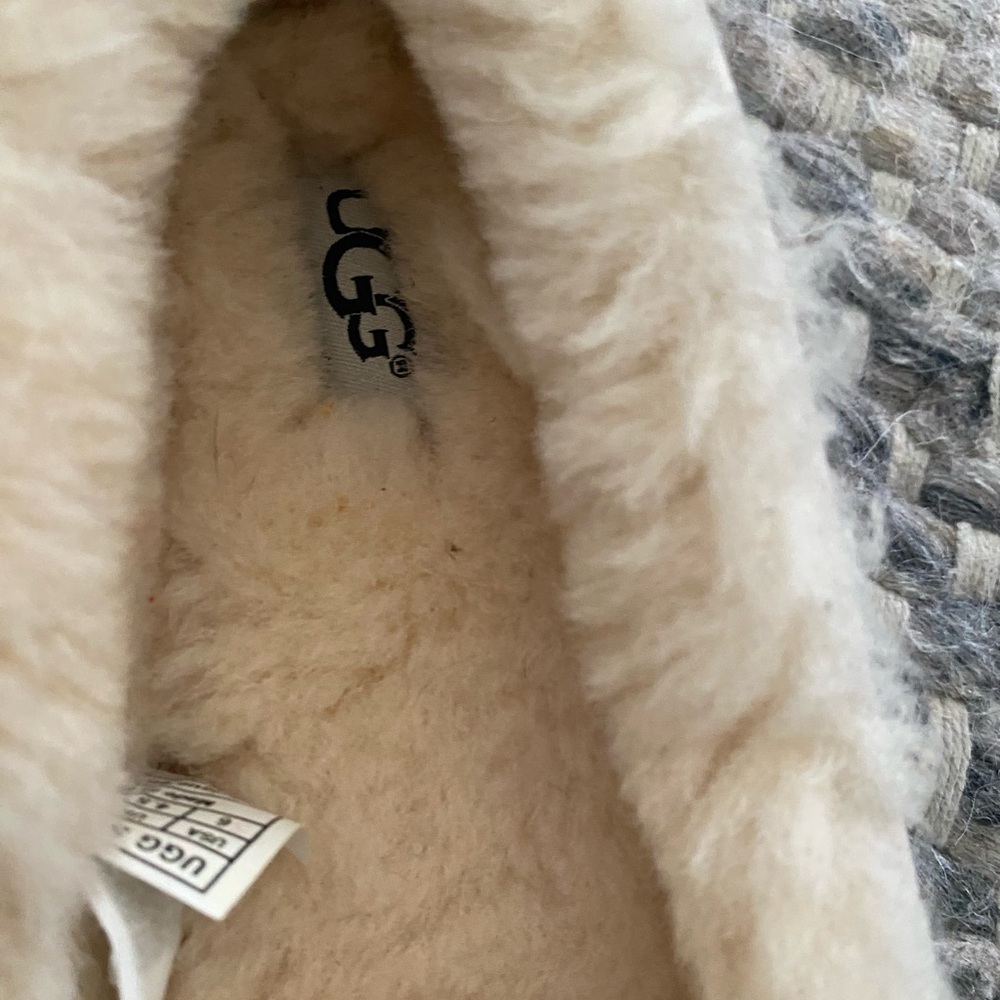 UGG Women's Size 6 Black and Cream Snake print Slippers LIKE NEW - Picture 3 of 7